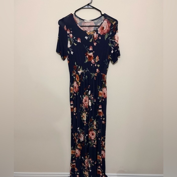 Women’s Medium Maxi Dress - Picture 1 of 4